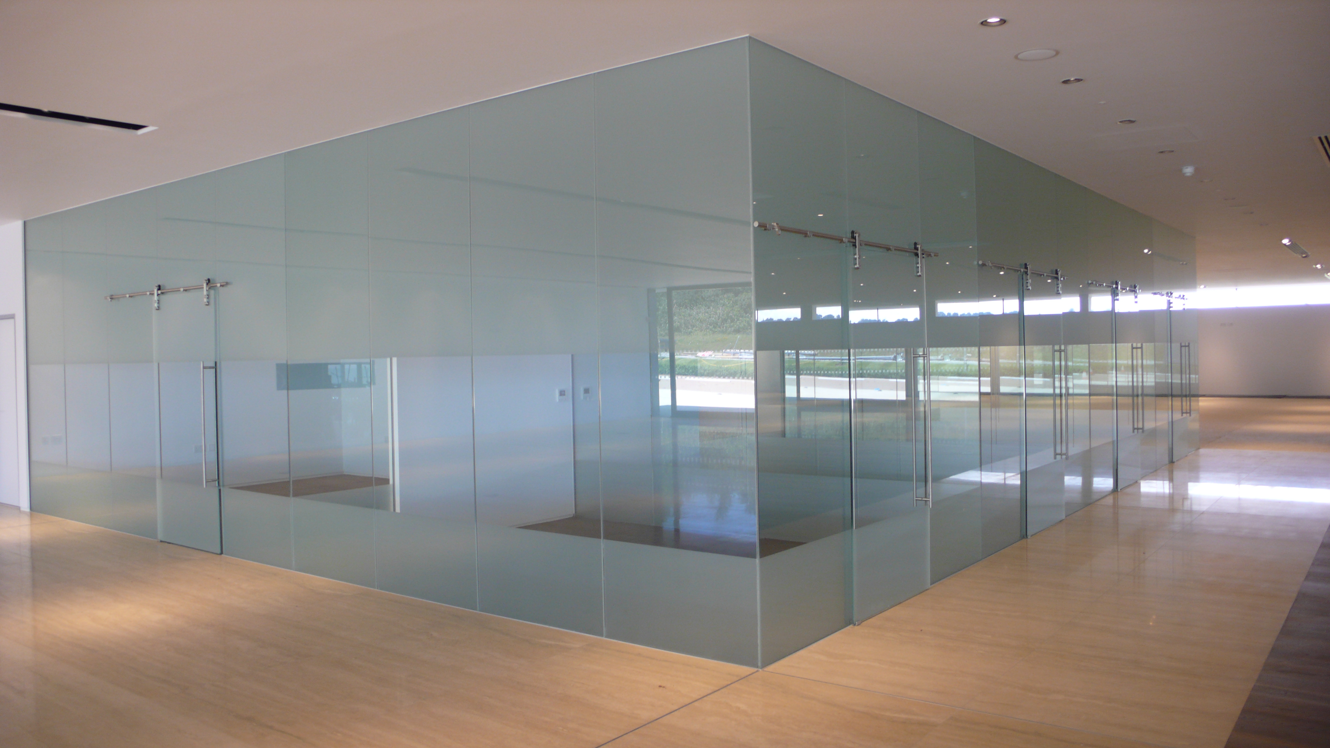 aston-martin-glass-partitions-6
